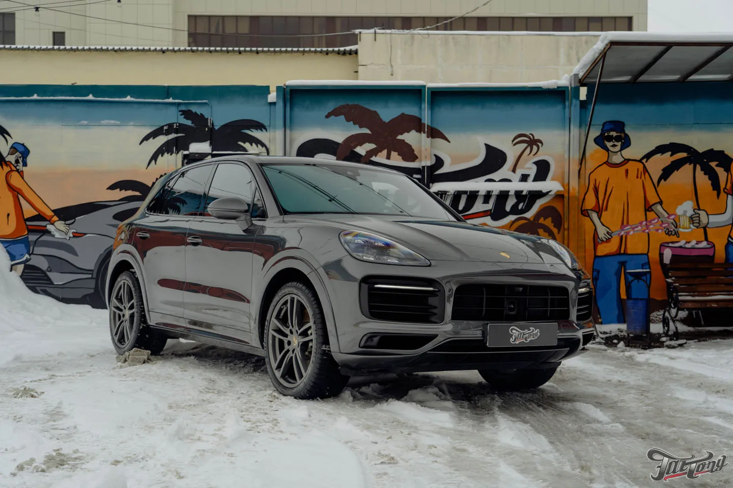 Оклеили Porsche Cayenne глянцевым полиуретаном, произвели комплексную шумоизоляцию салона, провели комплекс детейлинг-услуг